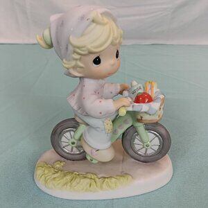 E2-12    Precious Moments Members Figurine The Road To A Friend Is Never Long